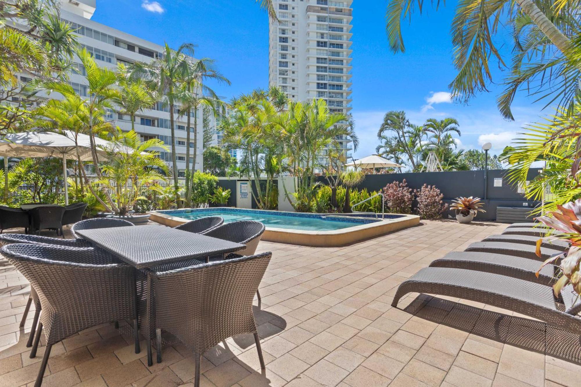 Hi Ho Beach Apartments On Broadbeach Guldkusten Exteriör bild