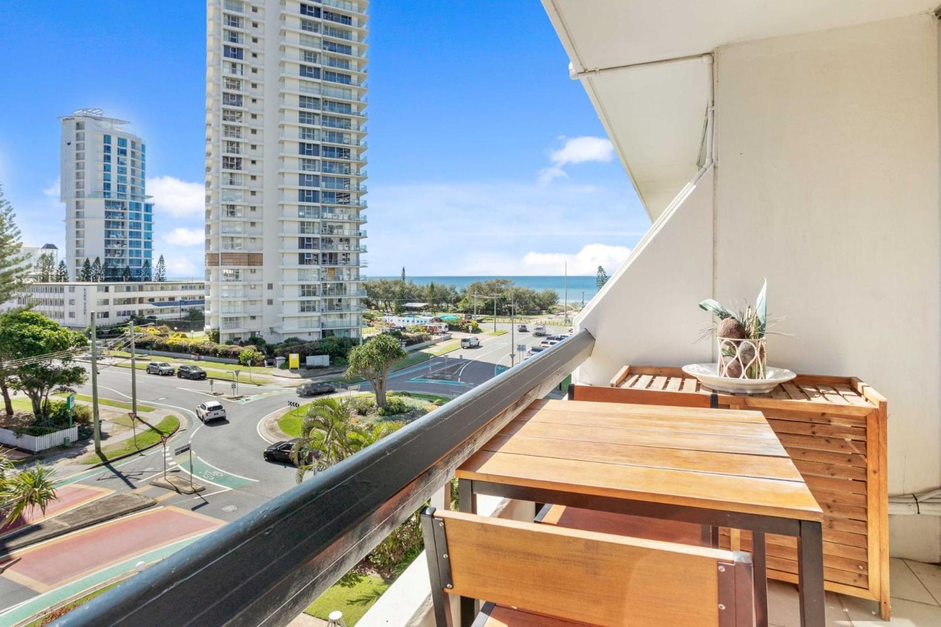 Hi Ho Beach Apartments On Broadbeach Guldkusten Exteriör bild