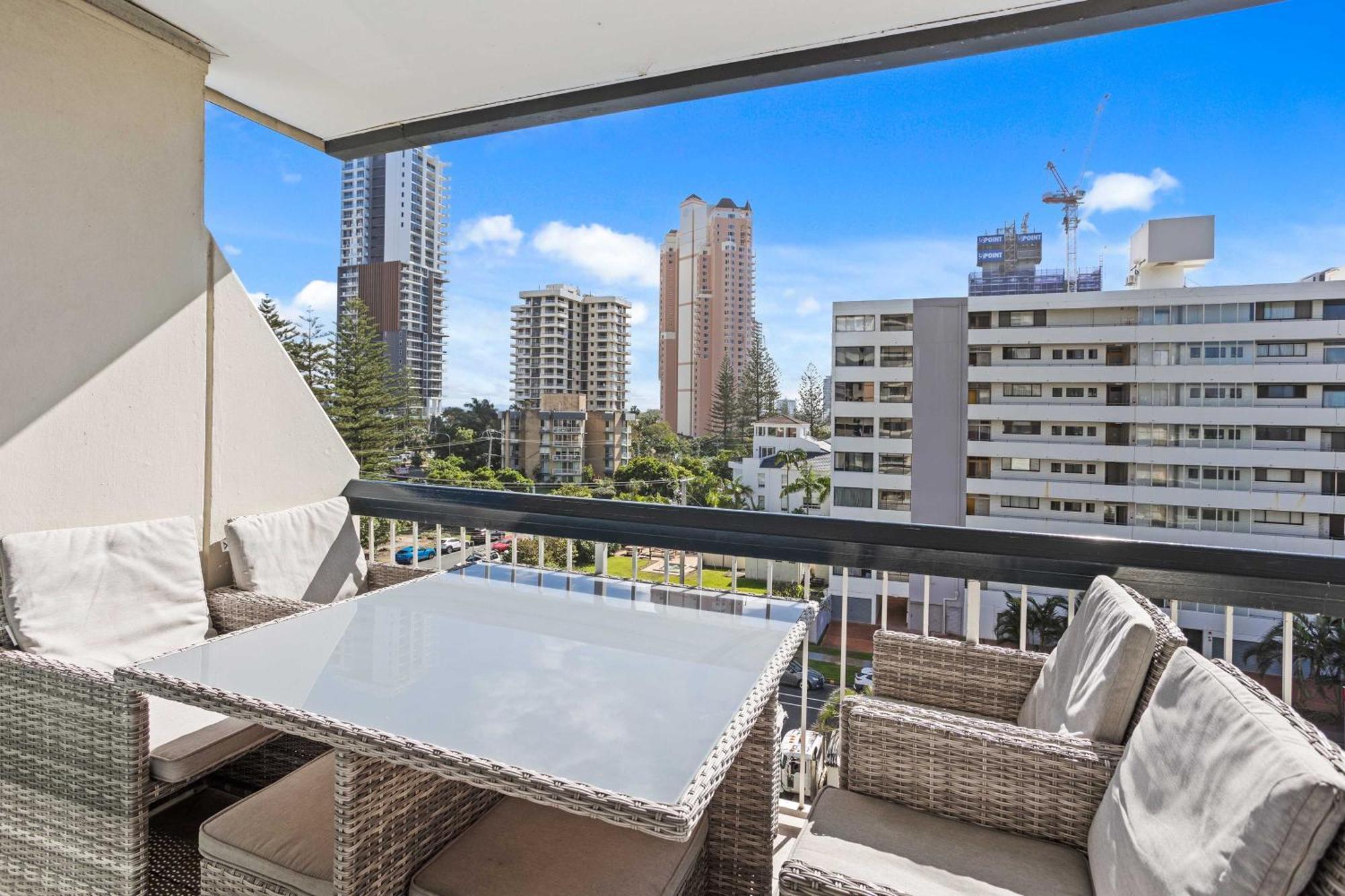 Hi Ho Beach Apartments On Broadbeach Guldkusten Exteriör bild