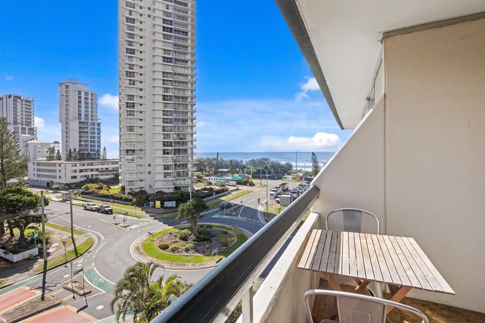 Hi Ho Beach Apartments On Broadbeach Guldkusten Exteriör bild