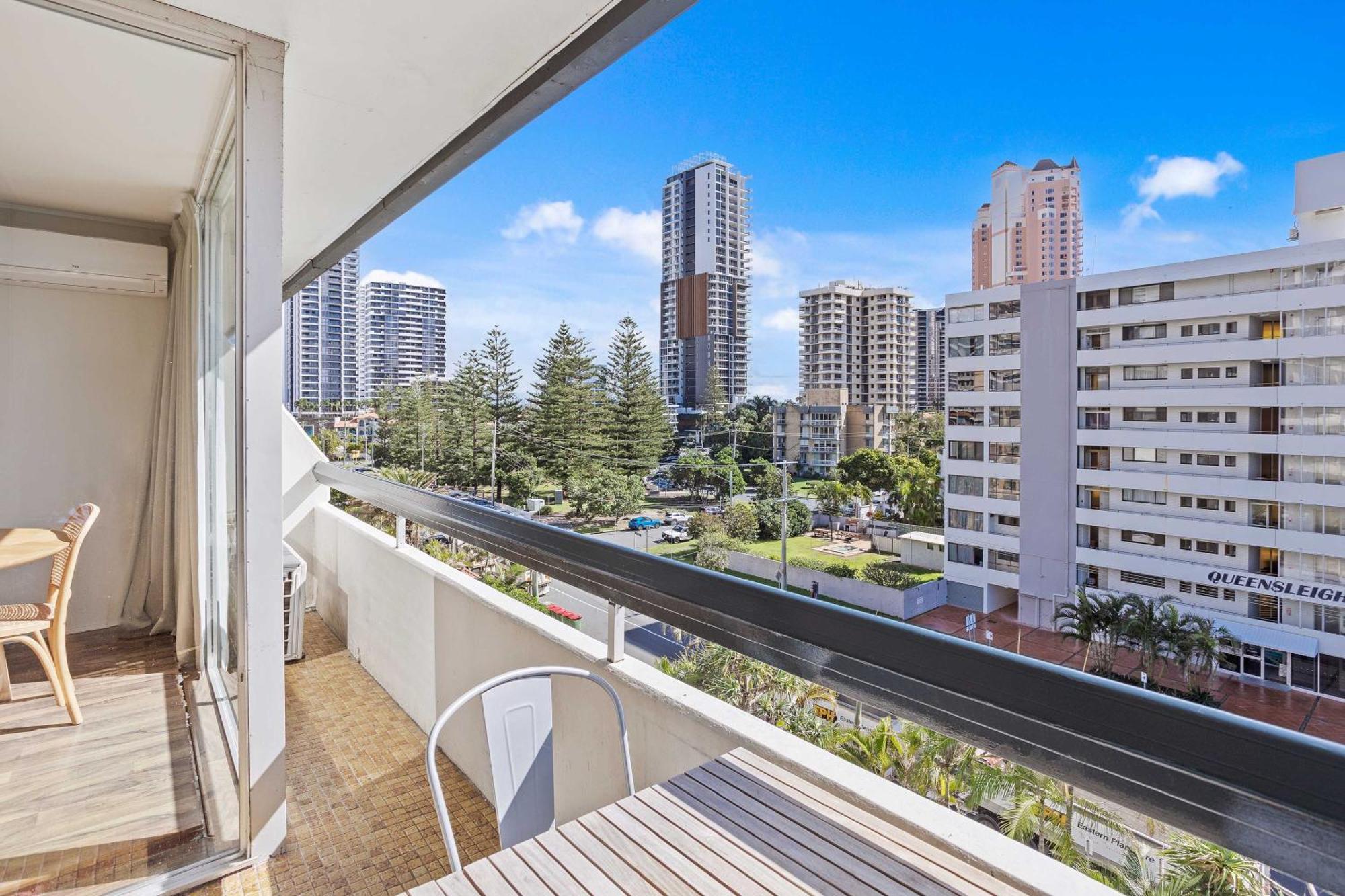 Hi Ho Beach Apartments On Broadbeach Guldkusten Exteriör bild
